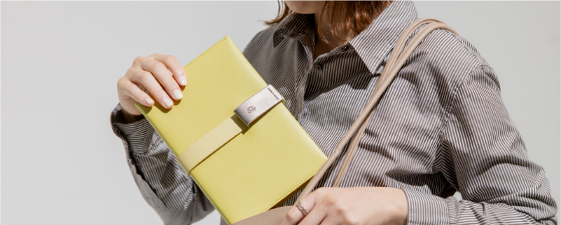 オンもオフも持ち歩きたくなるカバー