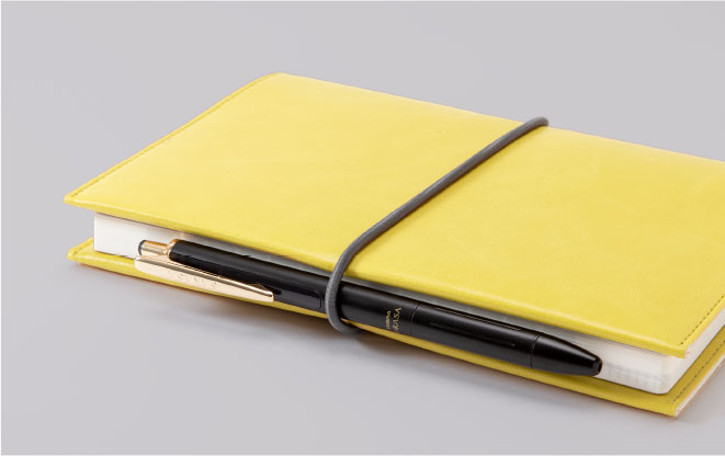 ペンを一緒に持ち歩けるカバー仕様