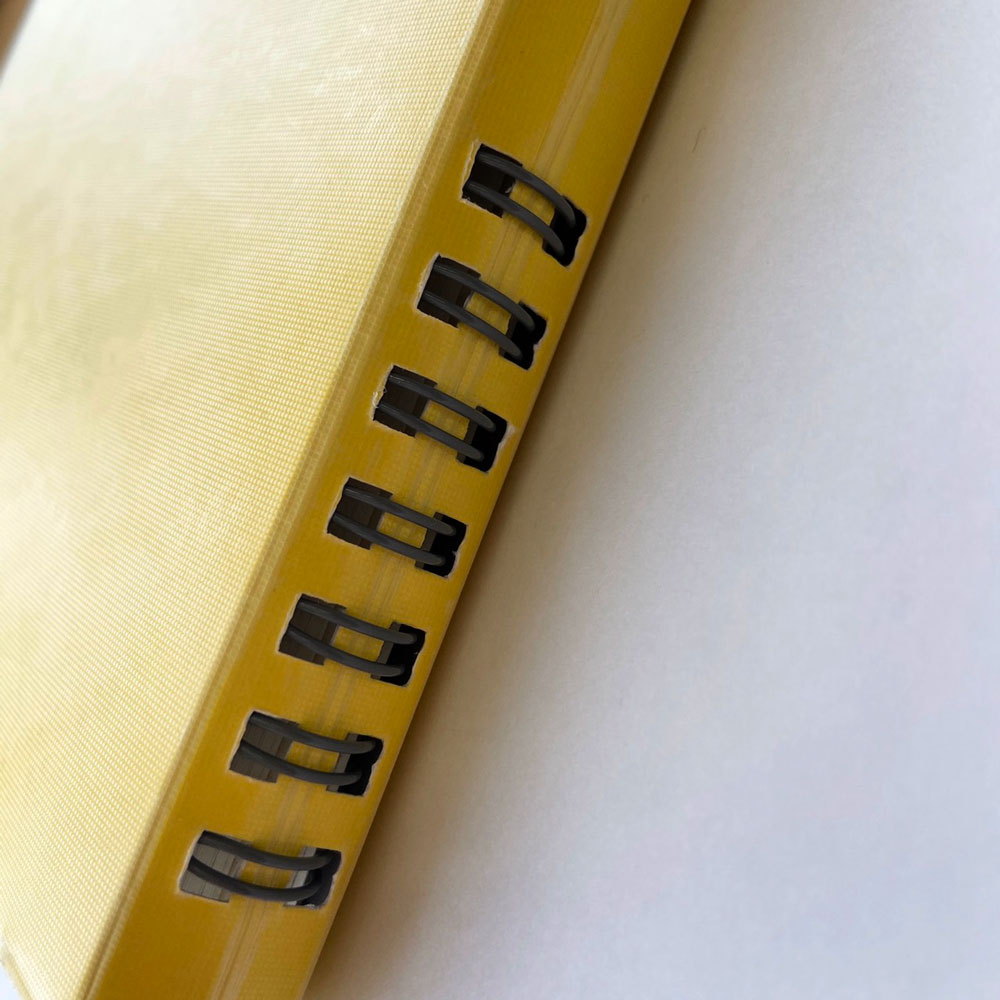 持ち歩きに適したサニーノート-カバンに入れてもリングが変形しないリングノート