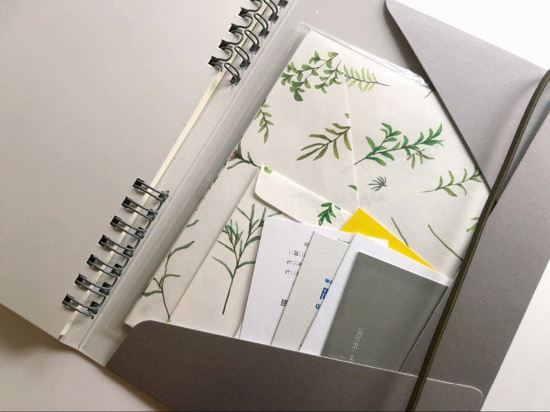 ポケットには便箋やメッセージカードを