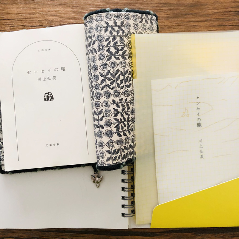 ファイルは付箋や表紙を入れて持ち運び