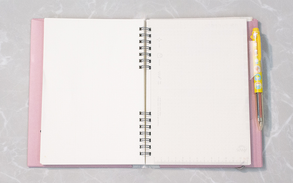 ノートを下敷きで区切ると開きやすい