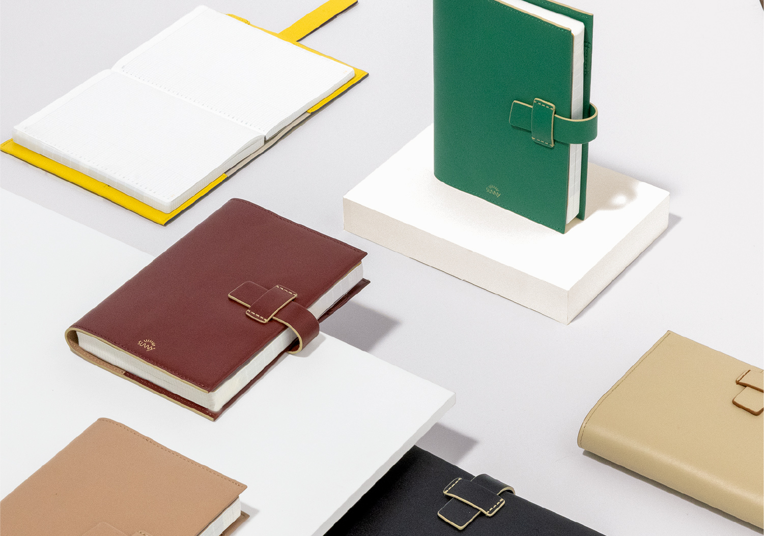 上質さと遊び心の両方を楽しめるレザーフラップカバー