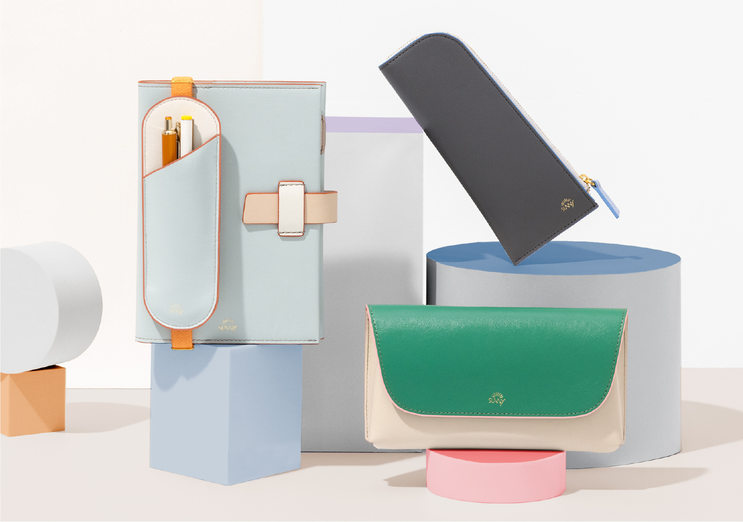 レザーペンケースもマルチカラーで、さらに彩り豊かに