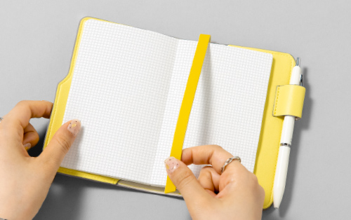 しおりとペンホルダー付き