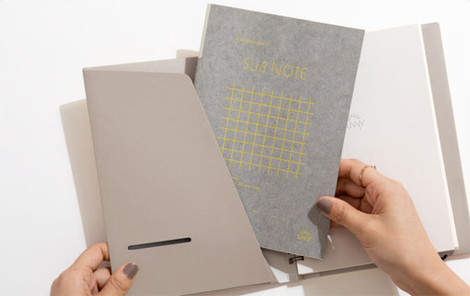 ２タイプの使い方ができるカバー表側のポケット