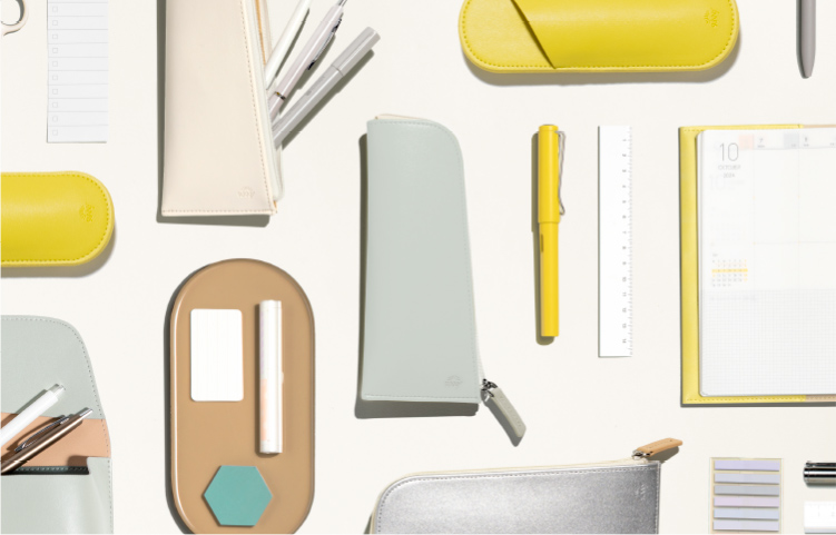 手帳やノートに寄り添うフラットな形状